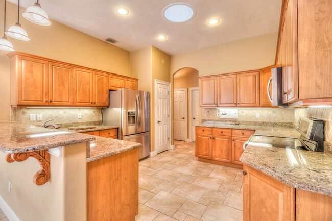 Building Photo - Stunning Pool Home in Town Park!