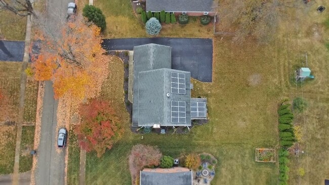 Building Photo - Lovely Colonial Home in Sharpley