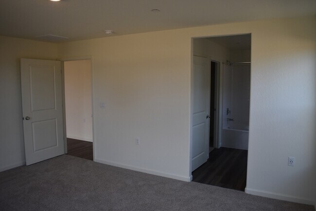 Building Photo - 685 Marshall Ln