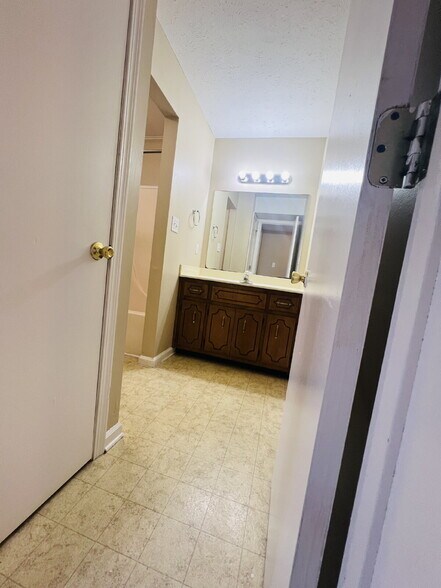 Building Photo - "Charming 2-Bedroom Gem in Clarksville – Cozy 965 Sq Ft Retreat!" 3854D Northeast Dr. Clarksville...