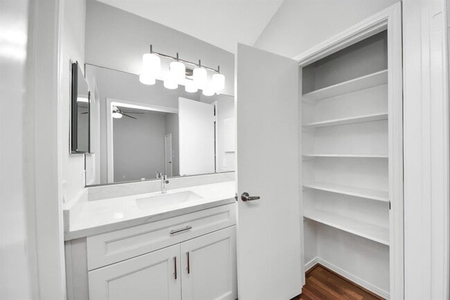 Building Photo - 12407 Meadow Ridge Dr