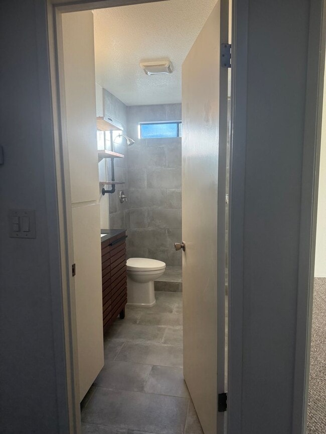 Building Photo - Charming Live Oak Townhome – Completely Renovated & Move-In Ready!