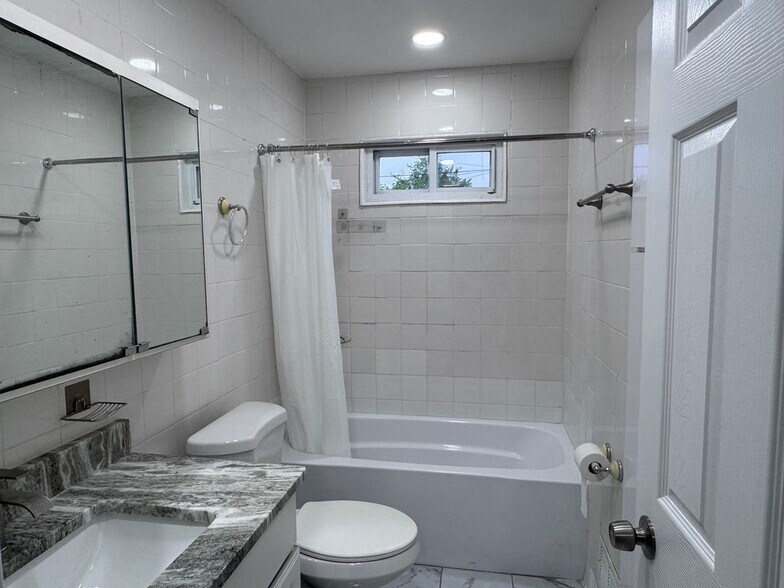 Building Photo - 1412 E Goulson Ave