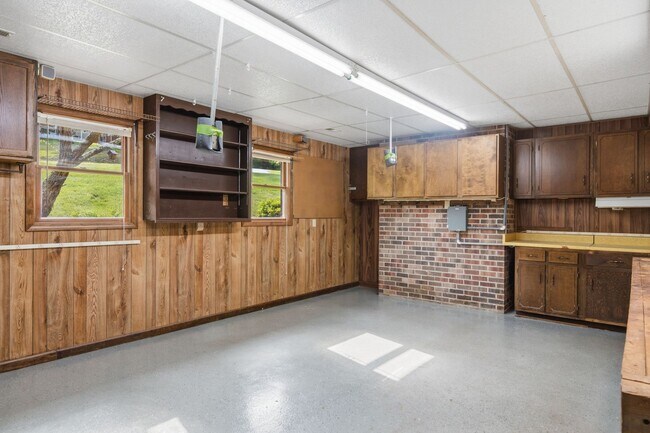 Building Photo - Spacious 5-Bedroom Home in Prestigious Blacksburg Country Club Estates