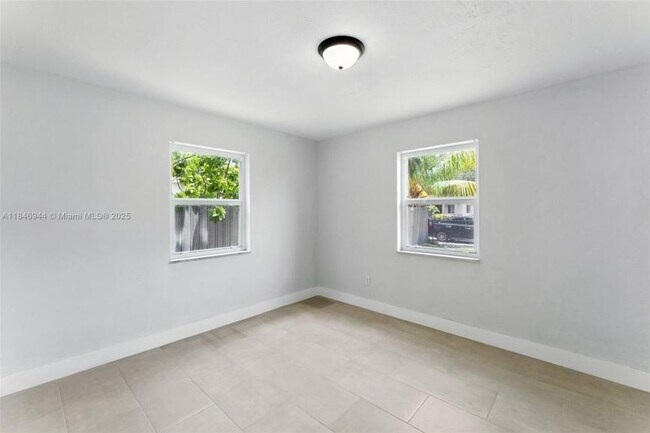 Building Photo - 3 bedroom in Miami FL 33147