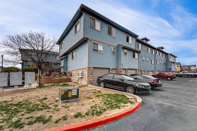 Building Photo - "Charming 2-Bed Townhouse Retreat with 2.5 Baths in Brighton!"