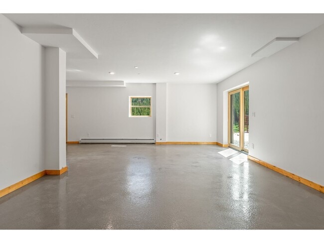Building Photo - Beautiful Home on 10 Acres