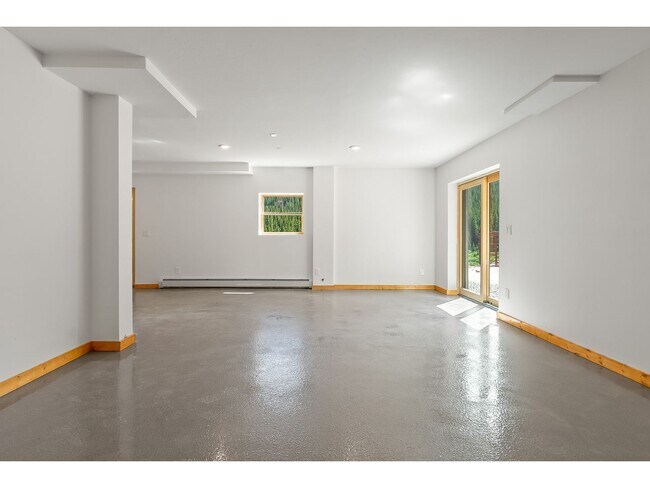 Building Photo - Beautiful Home on 10 Actre