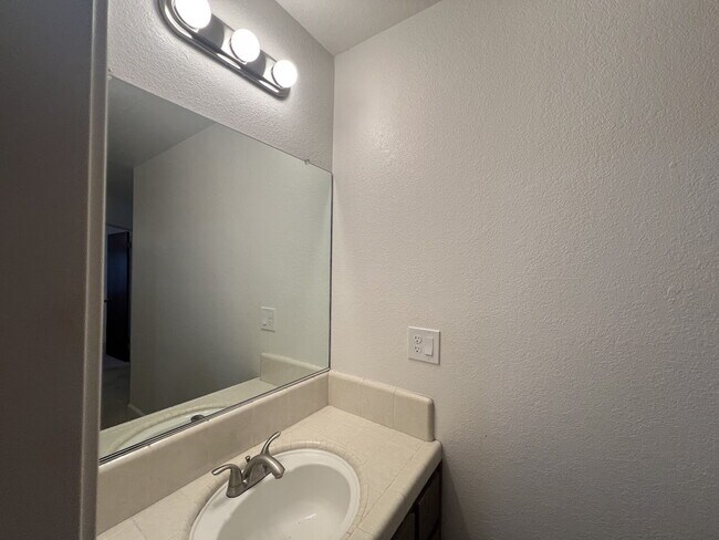 Building Photo - Beautiful Condo in Villa Del Sol – 2 Beds,...