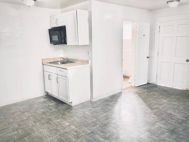 Building Photo - 13801 S Vermont Ave