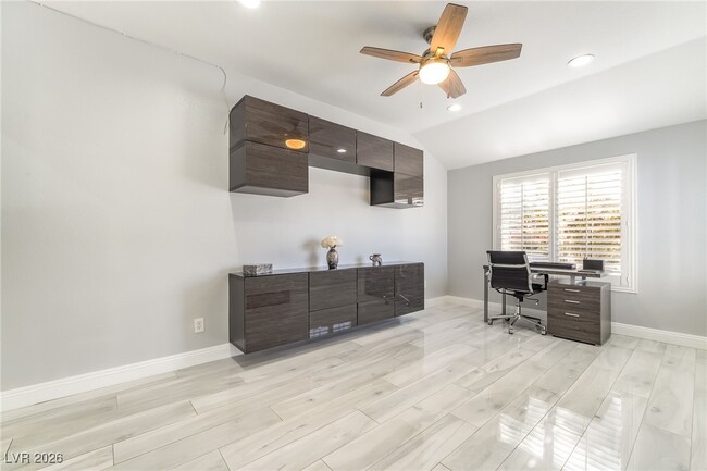 Building Photo - 2076 E Wigwam Ave