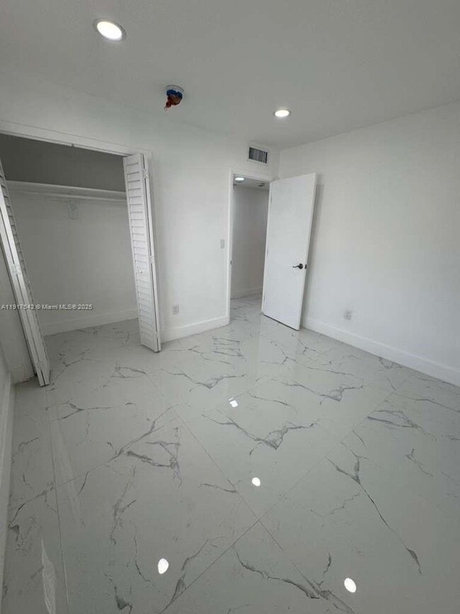 Building Photo - 15201 NE 6th Ave