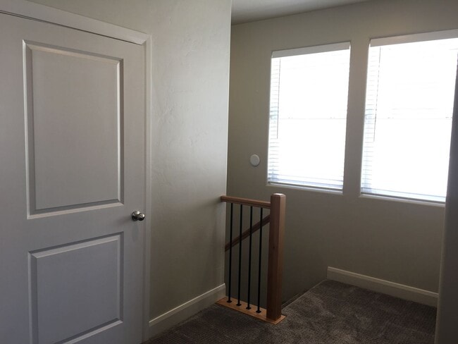 Building Photo - 3 bed 2 bath Townhome for rent, small dog allowed!
