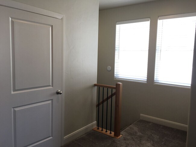 Building Photo - 3 bed 2.5 bath Townhome for rent, small dog allowed!