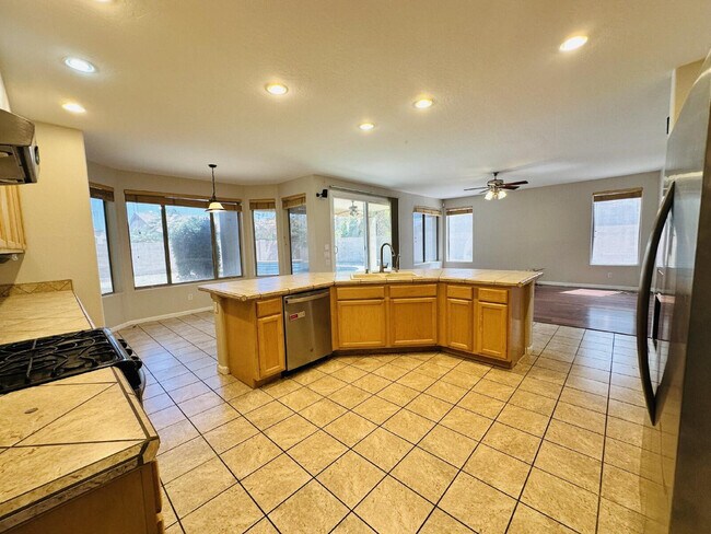 Building Photo - 672 W Raven Dr