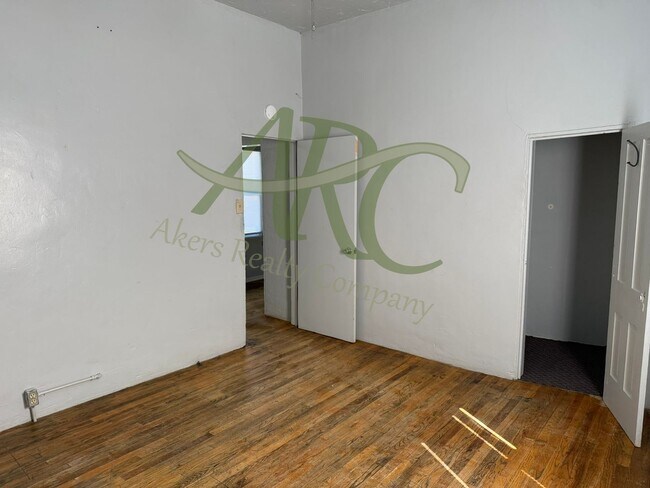 Building Photo - 523 E Adams Ave