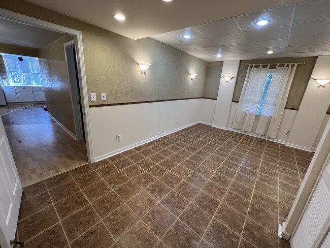 Looking down hallway toward kitchen area - 3617 Sunset Rdg