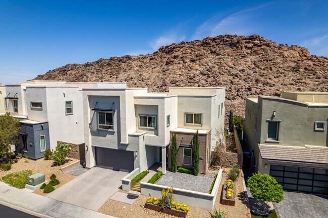 Building Photo - Luxury Rental with Mountain Views in Gated Henderson Community