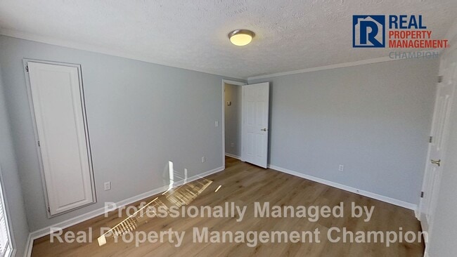 Building Photo - Spacious 3 BD/2.5 BA Home w/New Flooring and Fresh Paint