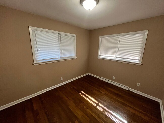 Building Photo - 921 Millikin St