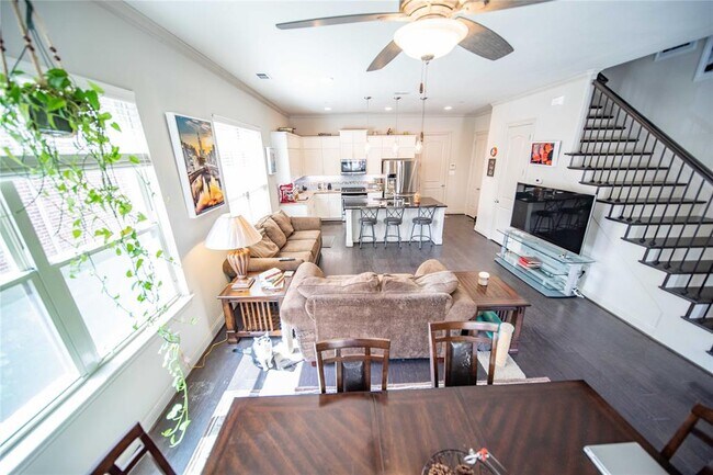 Building Photo - 2745 Troutt Dr