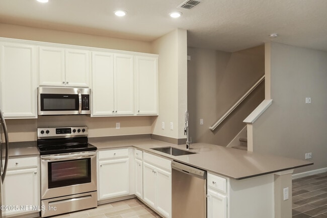 Building Photo - 7419 Palm Hills Dr