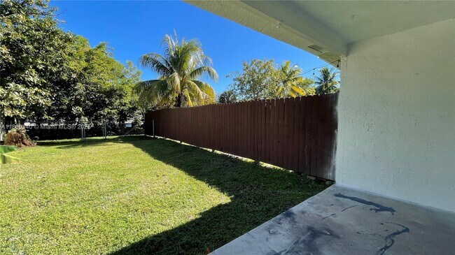 Building Photo - 918 SW 74th Ave
