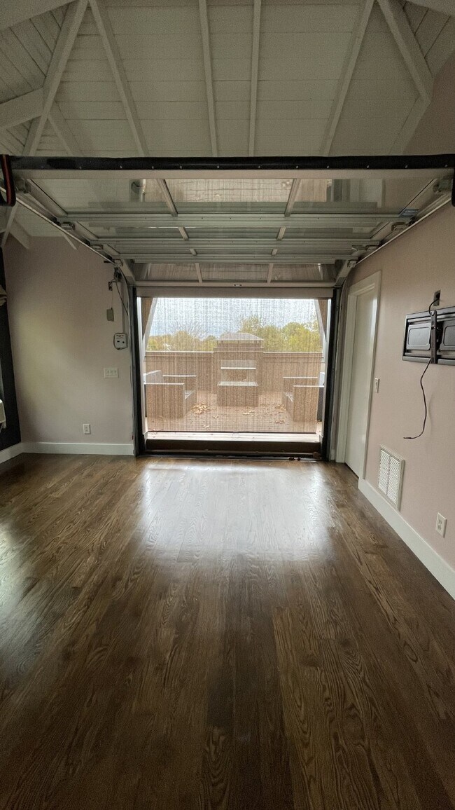 Building Photo - Luxury Brownstone in the heart of 12 South