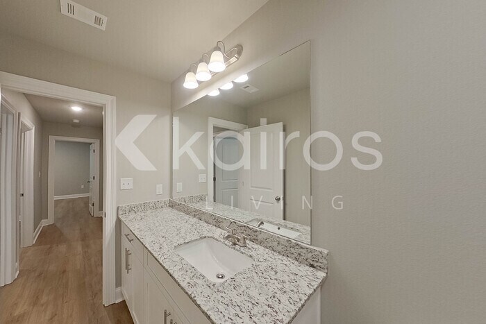 Building Photo - 13790 Pinyon Dr