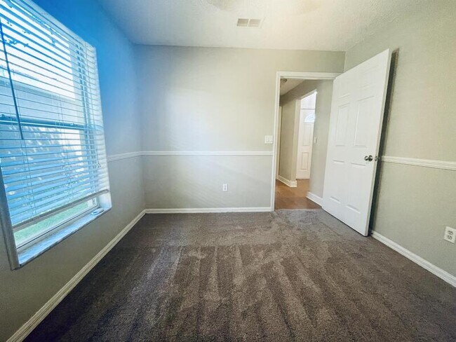 Building Photo - 1043 Ballyshannon Pkwy