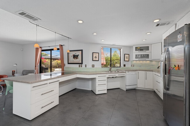 Building Photo - 72596 Beavertail St