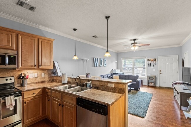 Building Photo - Fall 2026 Upscale 2 Bedroom Condo @ Plainsview Condominiums