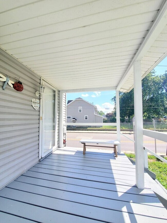 Building Photo - 2 BEDROOM SINGLE FAMILY HOME