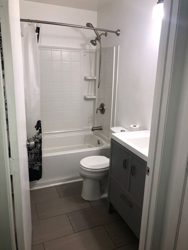 Building Photo - Beautiful Home next to Paddock Lake (3BR/1.5BA)