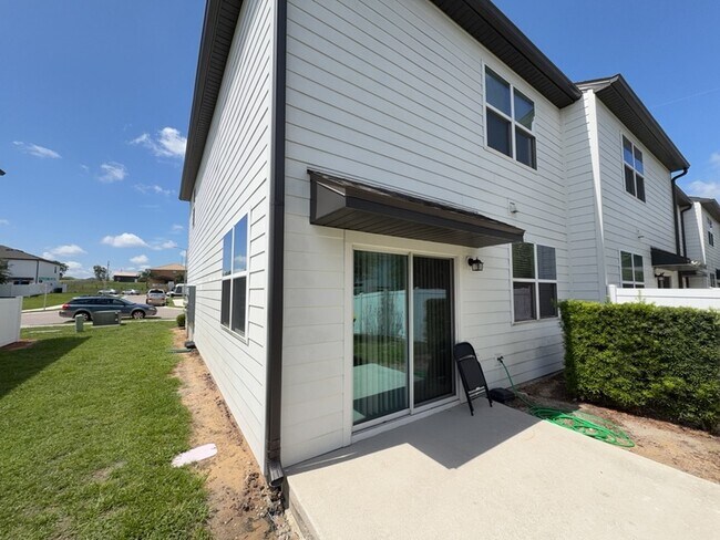 Building Photo - 896 Grandin St