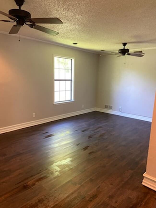 Building Photo - 1107 Esma St