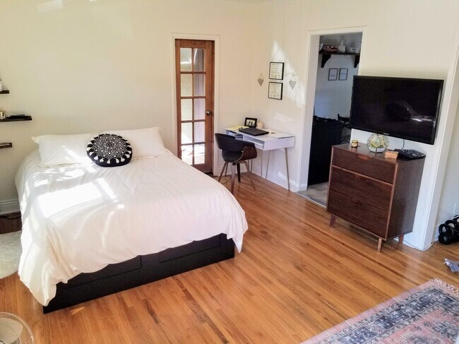 Building Photo - 10985 Culver Blvd