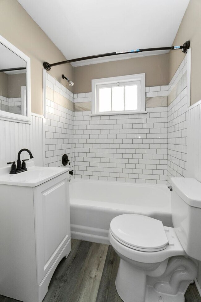 Building Photo - 458 Main St