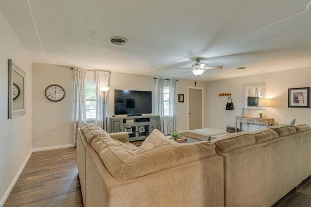 Building Photo - 720 Chisholm Trail