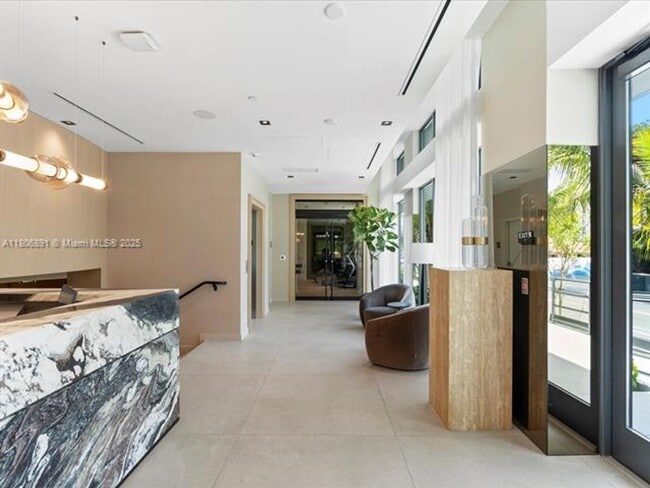Building Photo - 9901 W Bay Harbor Dr