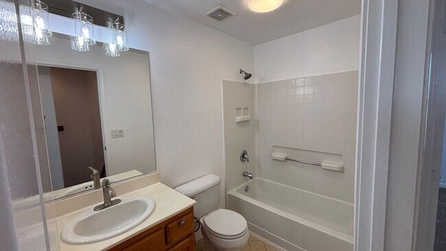 Building Photo - Nice 2 Bed townhouse style condo with prim...