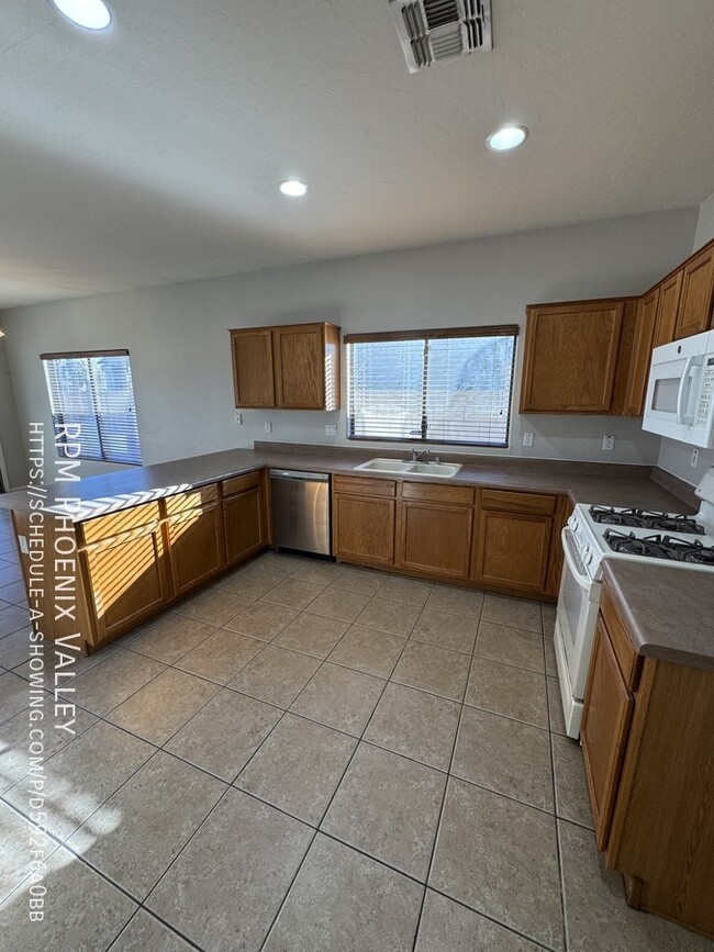 Building Photo - Open concept 3 bed / 2 bath with *NEW* Flo...