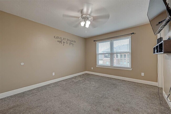 Building Photo - 502 Birdsong Dr