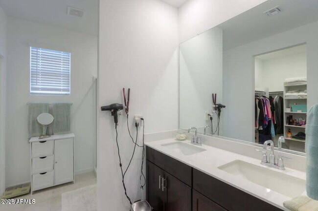 Building Photo - 41575 W Saguaro Dr