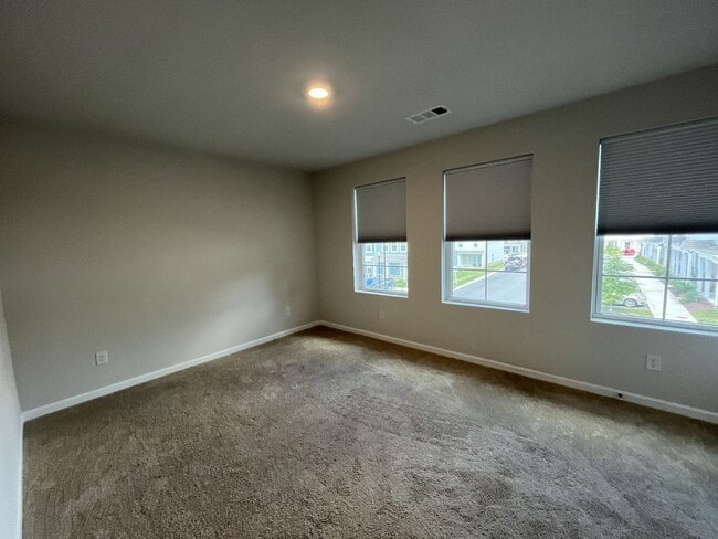 Building Photo - Townhome less than 2 miles from Downtown C...