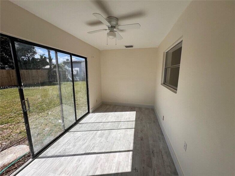 Building Photo - 820 SW 12th Ave