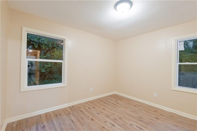 Building Photo - 2431 Crestview Ave