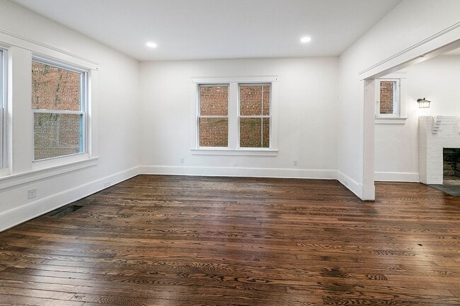 Building Photo - 104 E Glenwood Ave