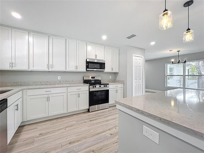 Building Photo - 8676 Hillside Dr