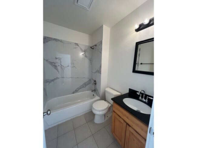 Building Photo - 2 Bedroom/ 1 bath Duet